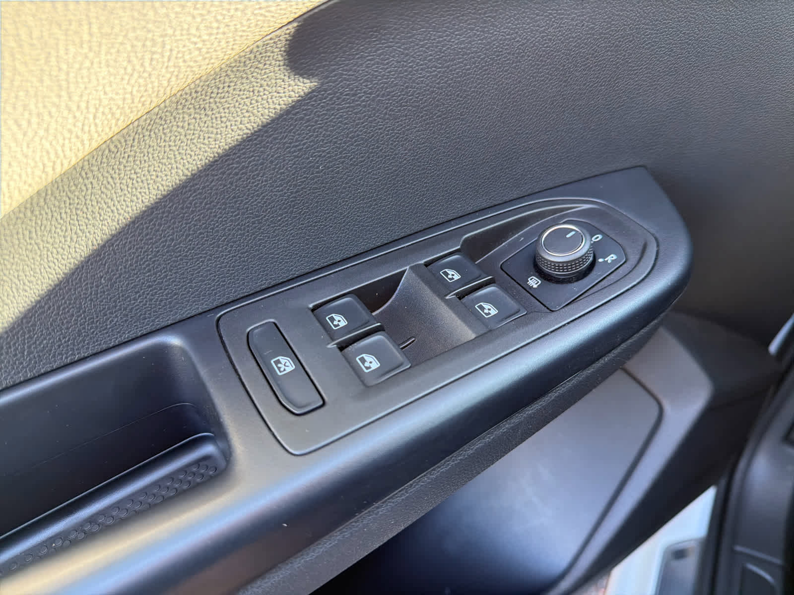 Certified 2025 Volkswagen Taos SEL image 17