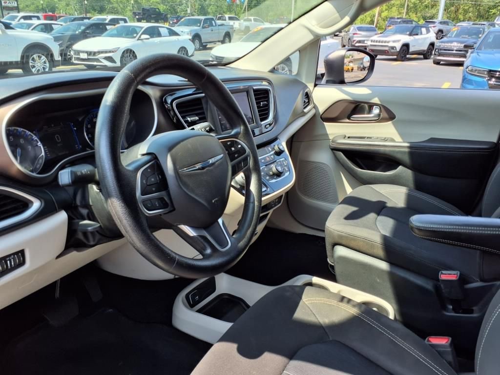 Used 2020 Chrysler Voyager LX image 14