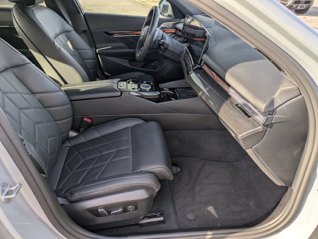 Used 2026 BMW 550e xDrive w/ Executive Package AWD/4WD image 25