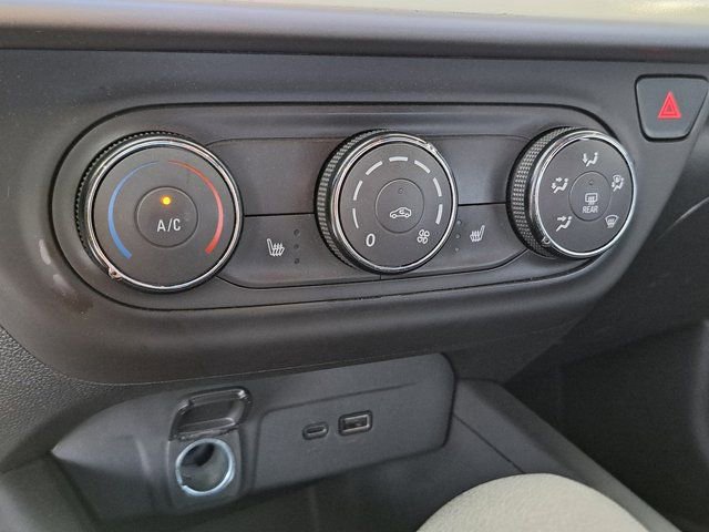 Used 2024 Chevrolet Trax RS w/ Sunroof Package image 16