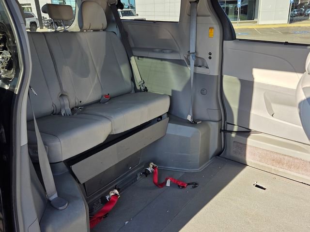 Used 2014 Toyota Sienna Limited w/ Limited Premium Package FWD image 16
