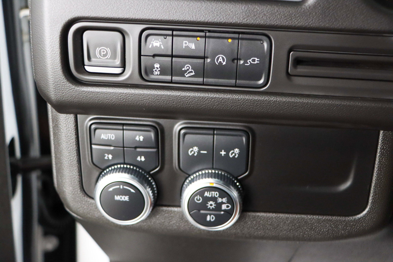 Used 2022 GMC Yukon AT4 AWD/4WD image 23