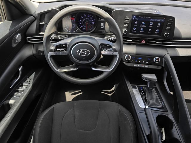 Used 2023 Hyundai Elantra SEL w/ Preferred Accessory Package FWD image 9