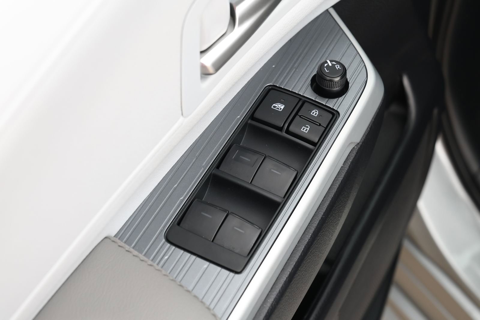 Used 2025 Toyota Sienna XLE image 26