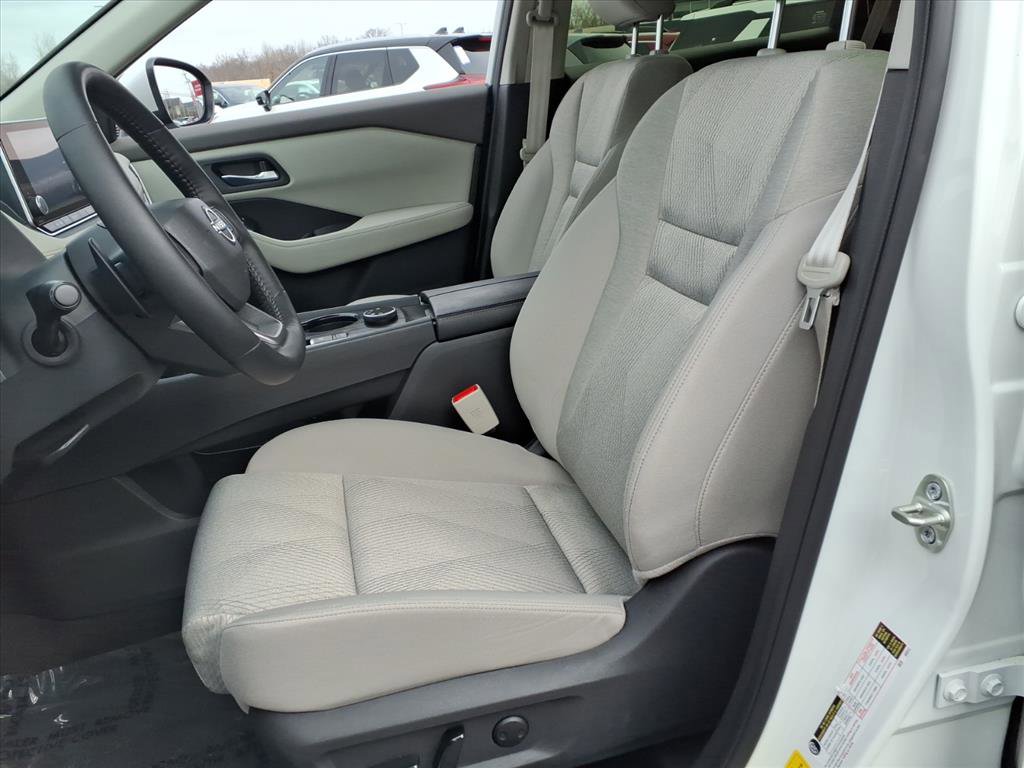 Used 2025 Nissan Rogue SV image 24