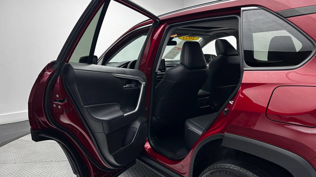 Used 2021 Toyota RAV4 XLE Premium AWD/4WD image 32