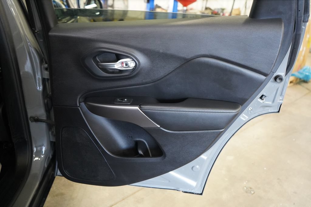 Used 2020 Jeep Cherokee Limited FWD image 22