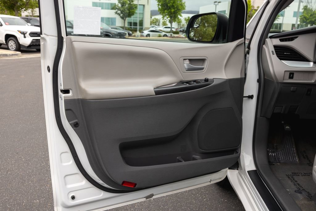 Used 2017 Toyota Sienna LE FWD image 24