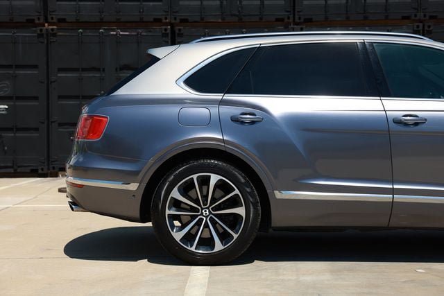 Used 2018 Bentley Bentayga AWD/4WD image 31