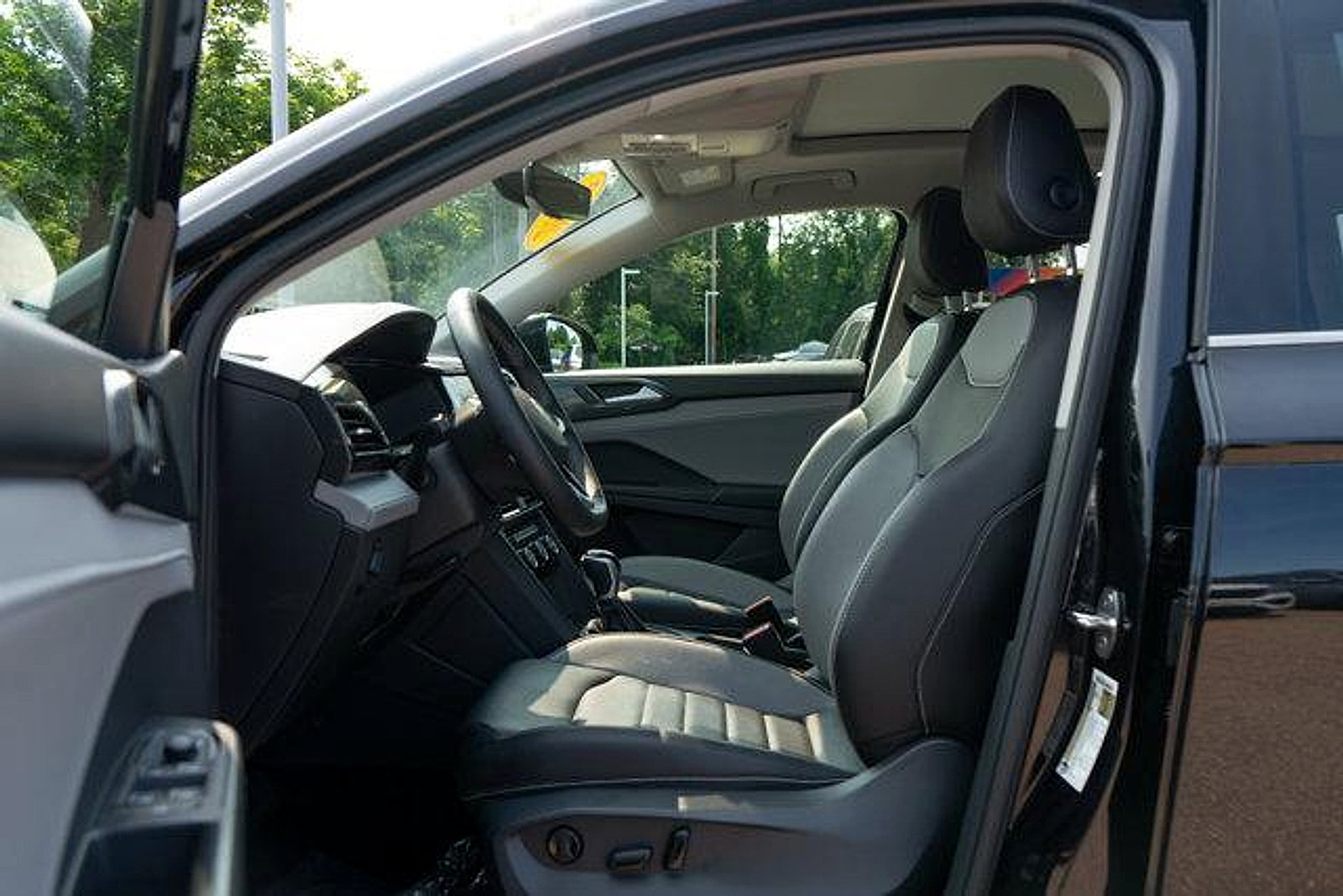 Certified 2023 Volkswagen Taos SEL AWD/4WD image 10