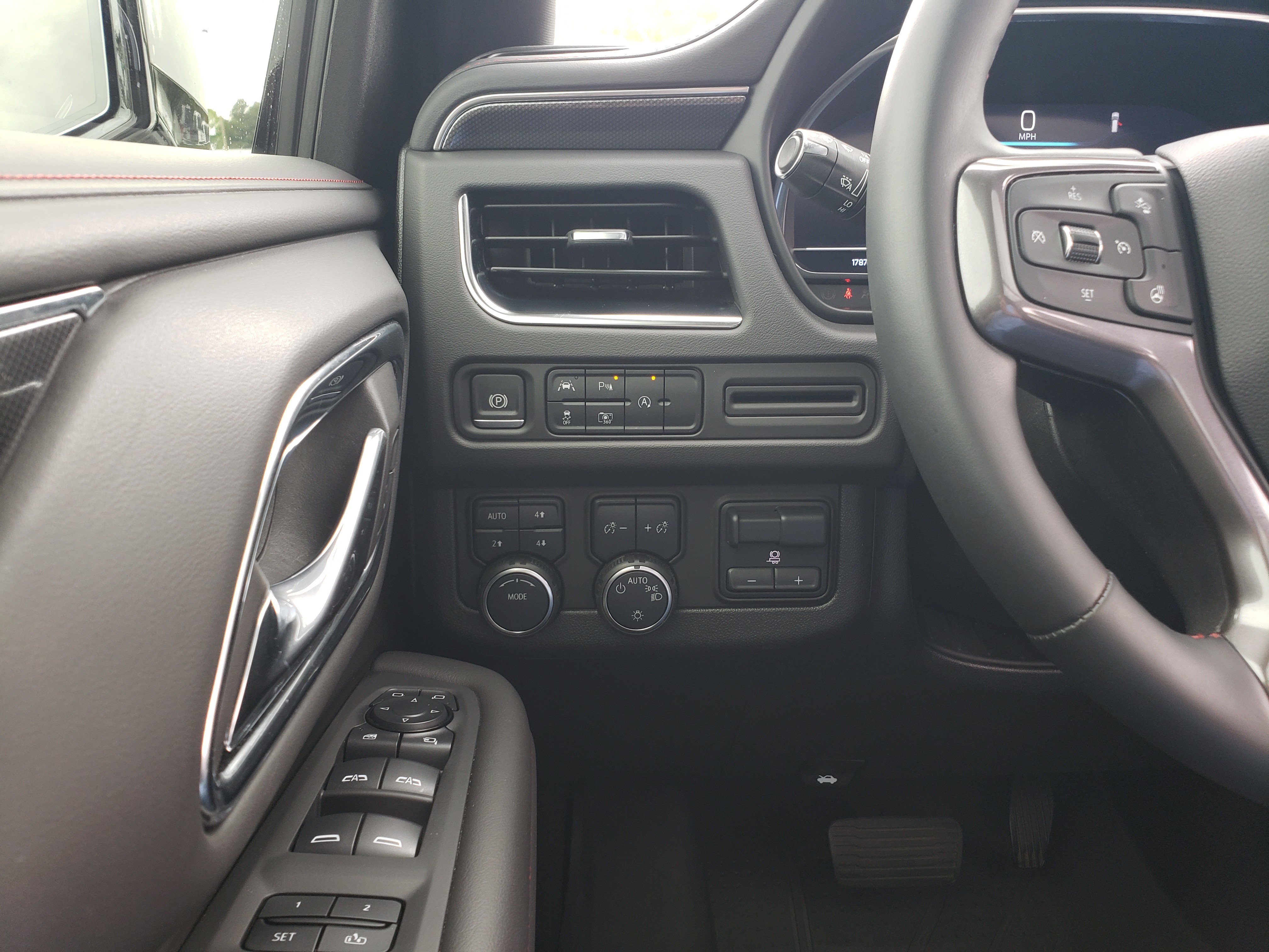 Used 2024 Chevrolet Tahoe RST w/ Luxury Package AWD/4WD image 16