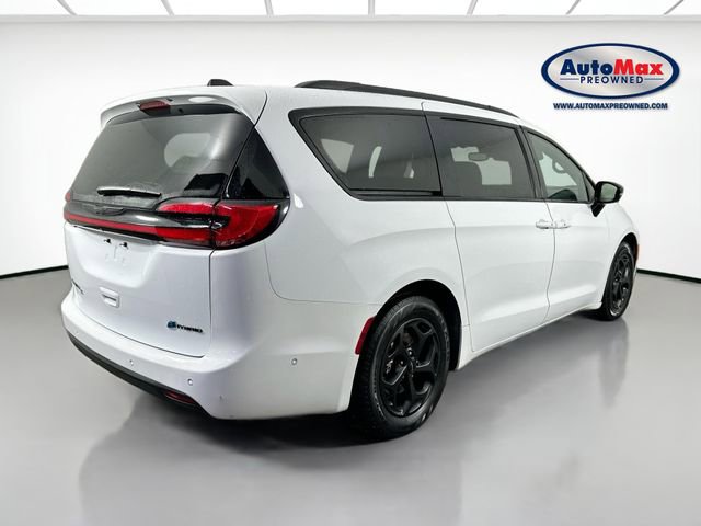 Used 2024 Chrysler Pacifica Premium image 2