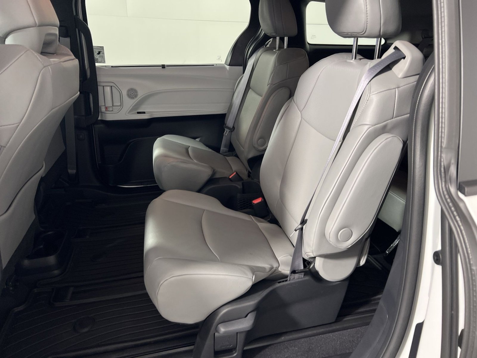 Used 2025 Toyota Sienna XLE image 25