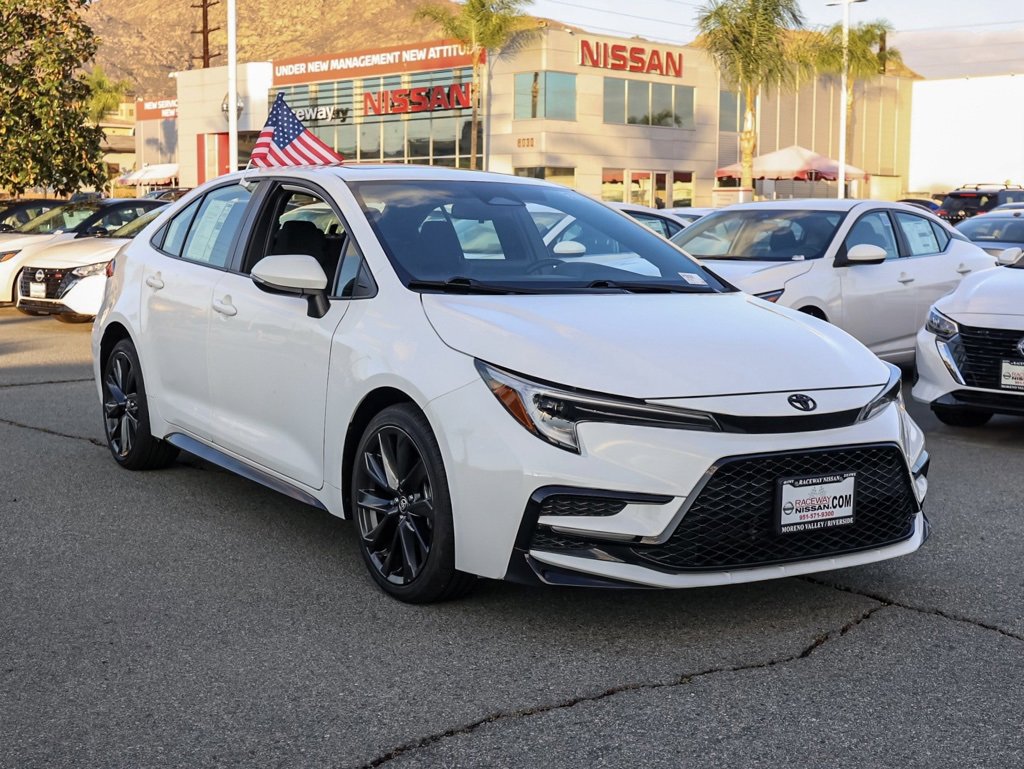 Used 2023 Toyota Corolla SE image 2