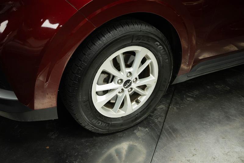 Used 2024 Kia Carnival LX image 4