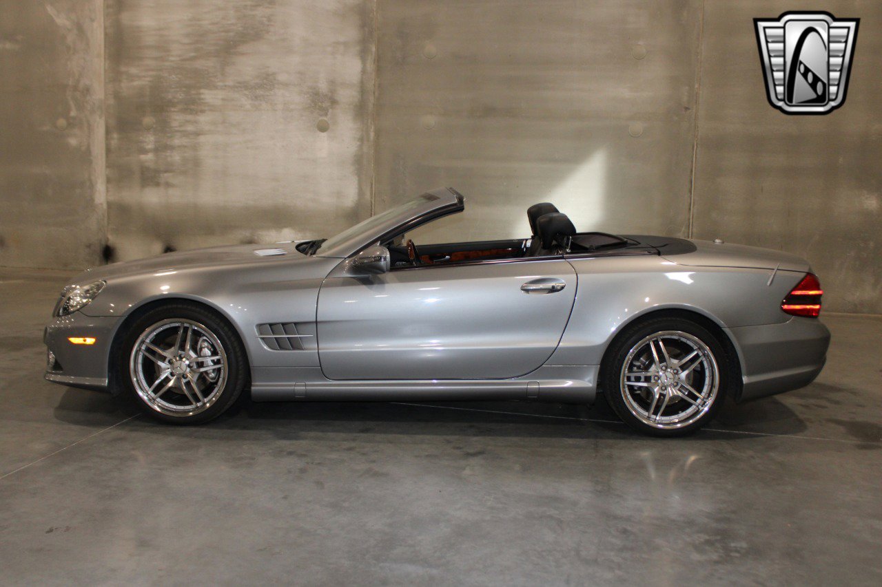 Used 2011 Mercedes-Benz SL 550 image 2