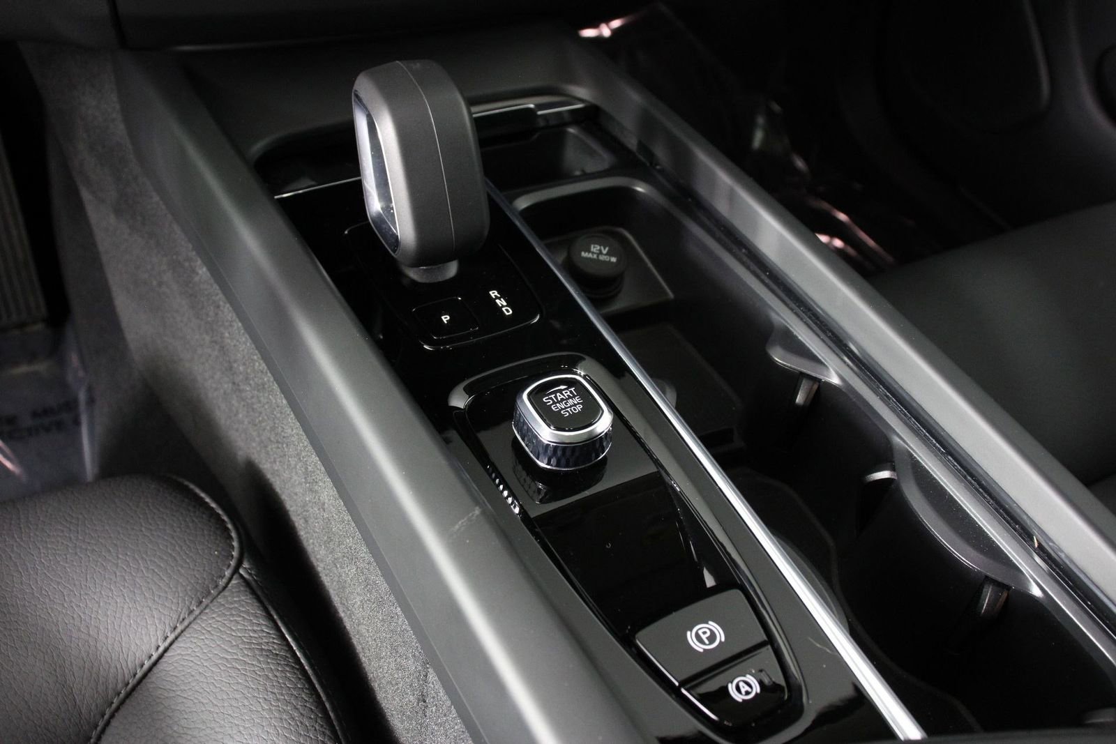 Certified 2025 Volvo XC60 T8 Plus w/ Protection Package Premier image 15