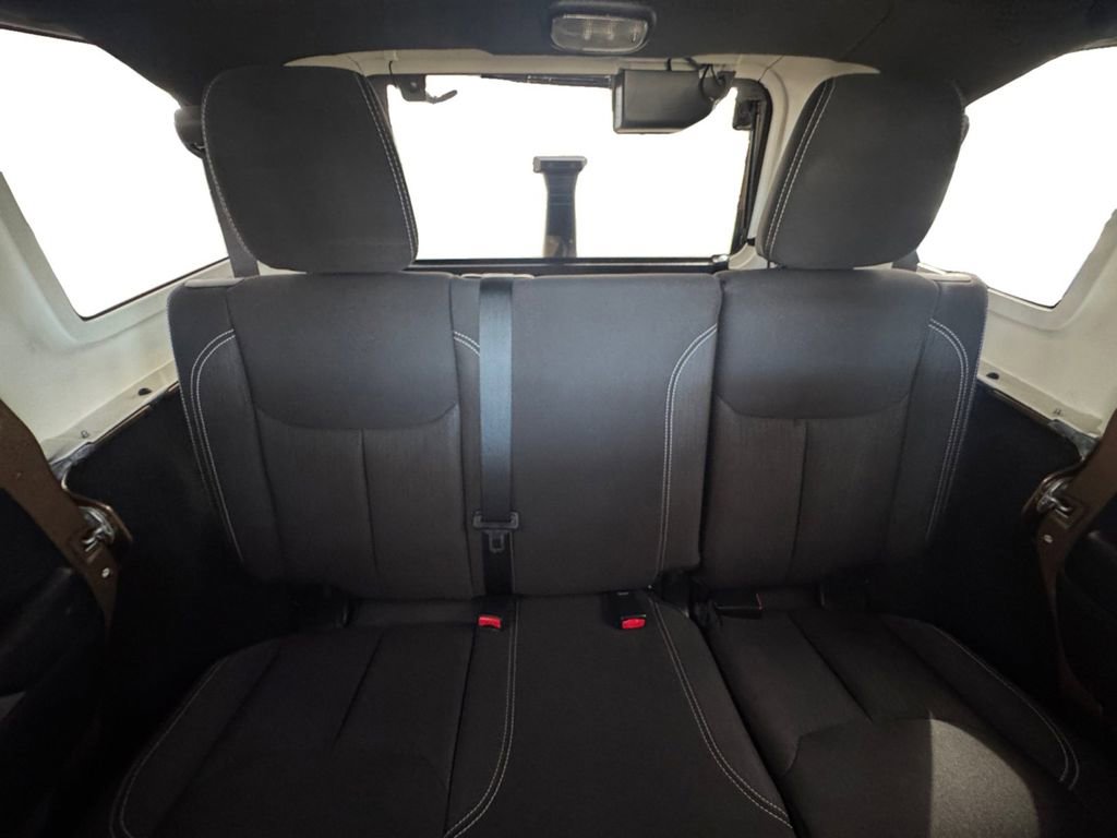 Used 2015 Jeep Wrangler Unlimited Rubicon w/ Connectivity Group image 16