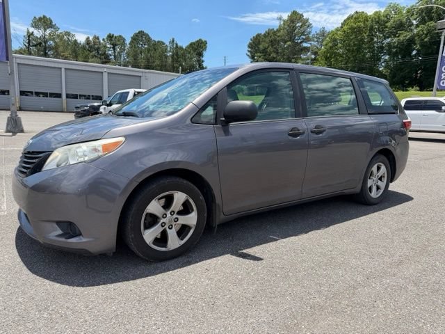 Used 2015 Toyota Sienna L FWD image 2