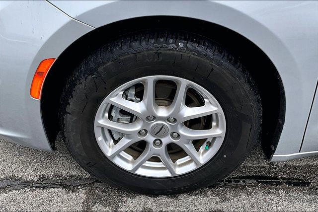 Used 2023 Chrysler Pacifica Touring-L image 34