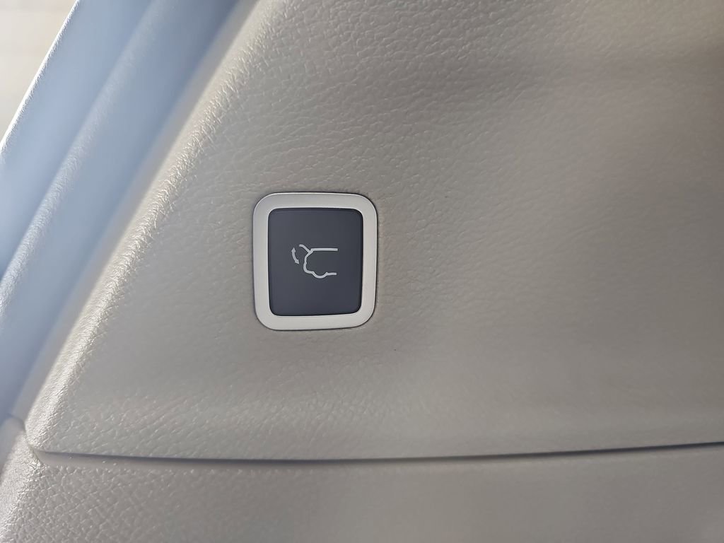 Used 2023 Chrysler Pacifica Limited w/ Uconnect Theater Family Group image 15