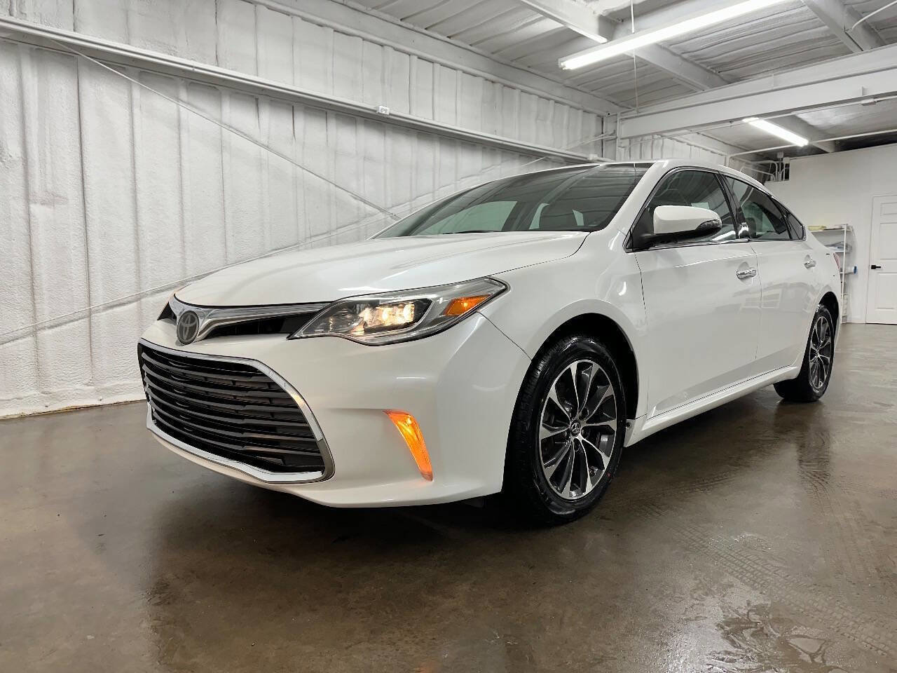 Used 2018 Toyota Avalon XLE image 1