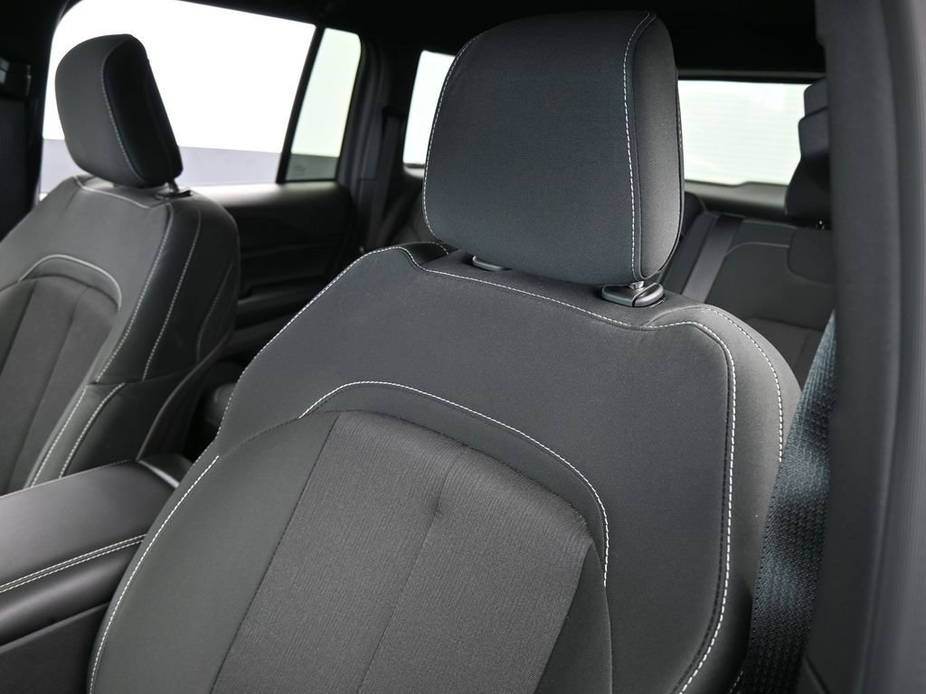 Used 2025 Jeep Grand Cherokee Laredo image 16