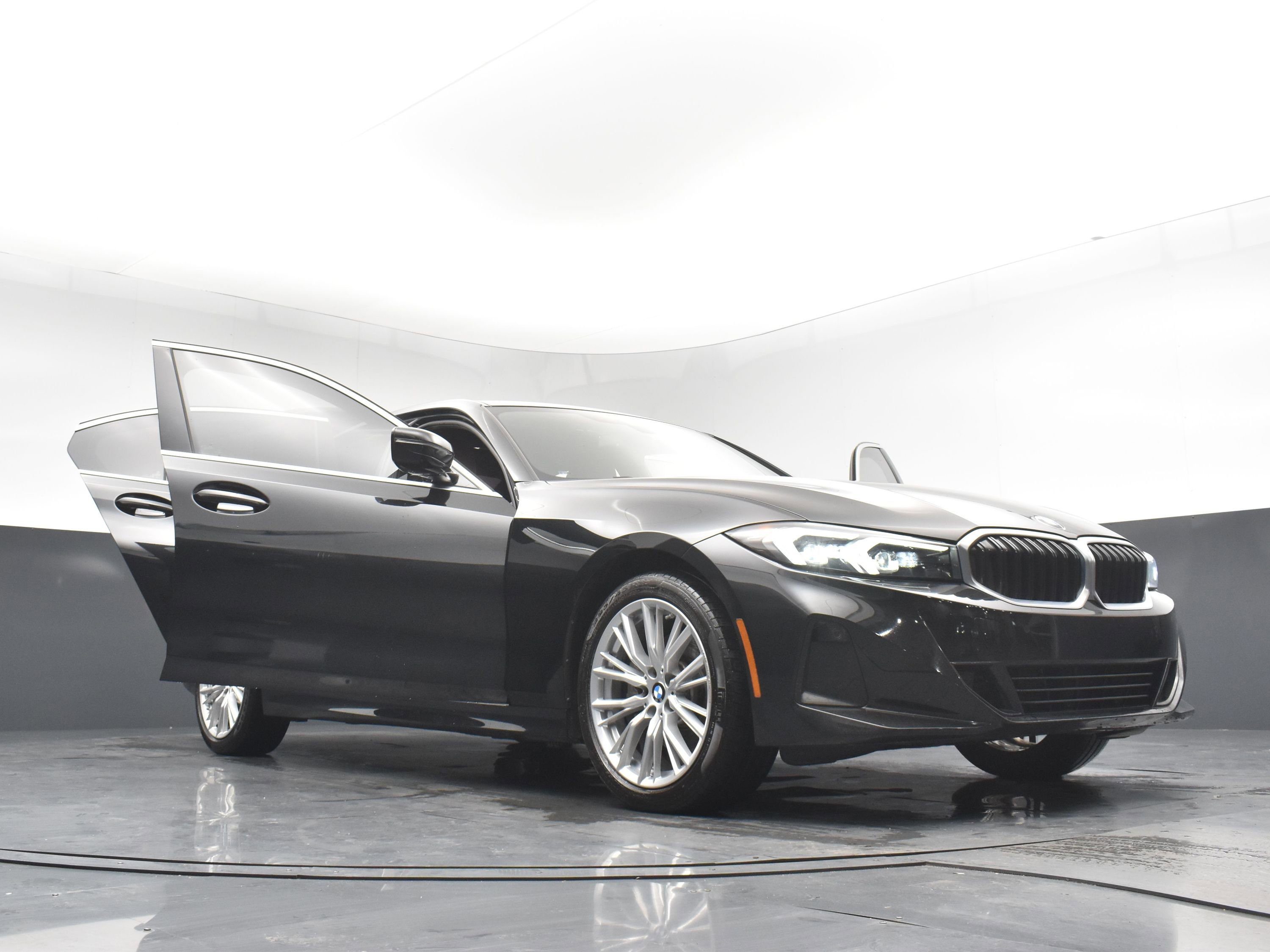 Used 2024 BMW 330i Sedan w/ Convenience Package image 32