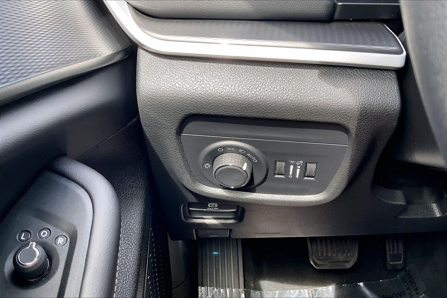 Used 2025 Jeep Grand Cherokee Laredo X w/ Luxury Tech Group I RWD image 32
