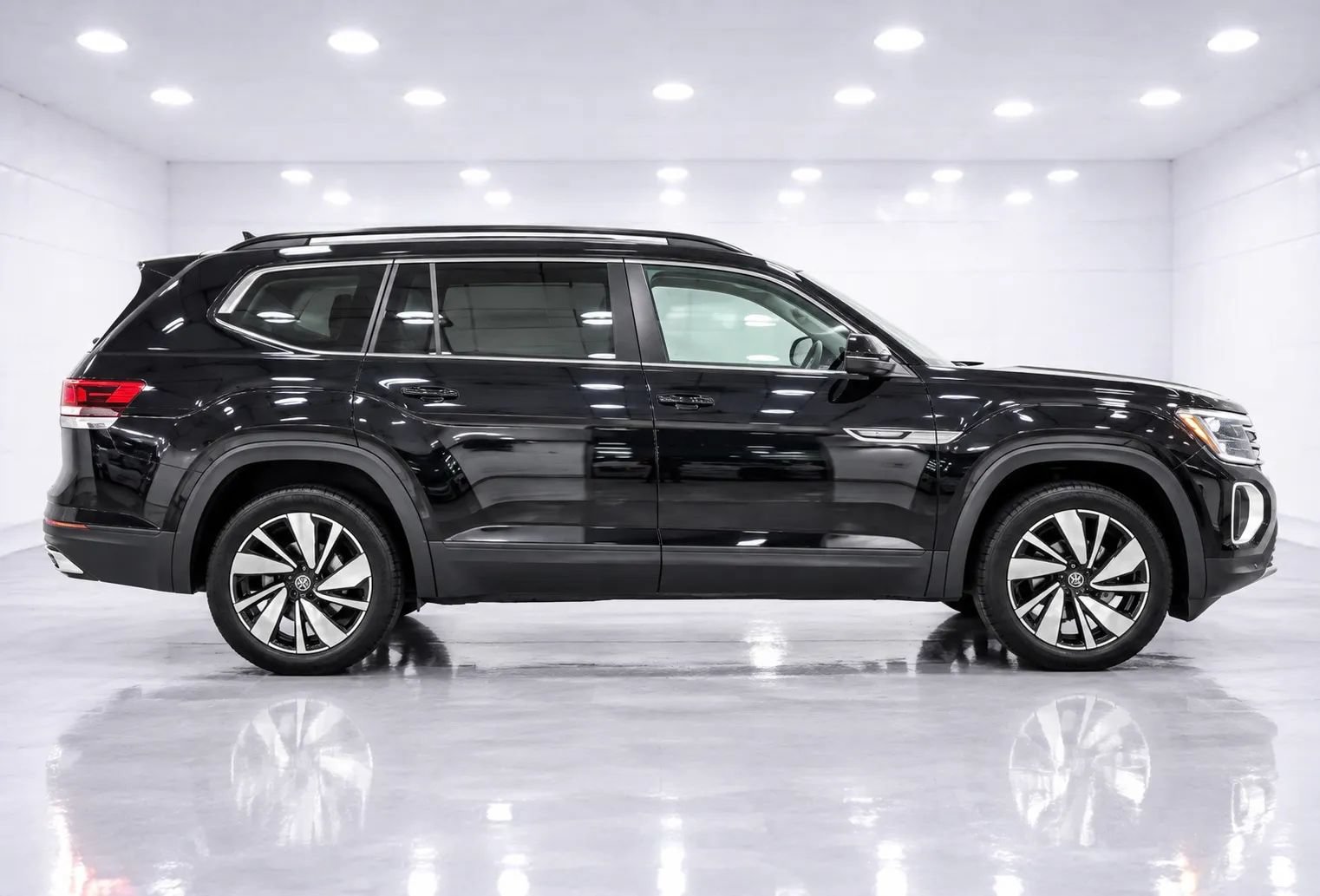 Used 2025 Volkswagen Atlas SE AWD/4WD image 6