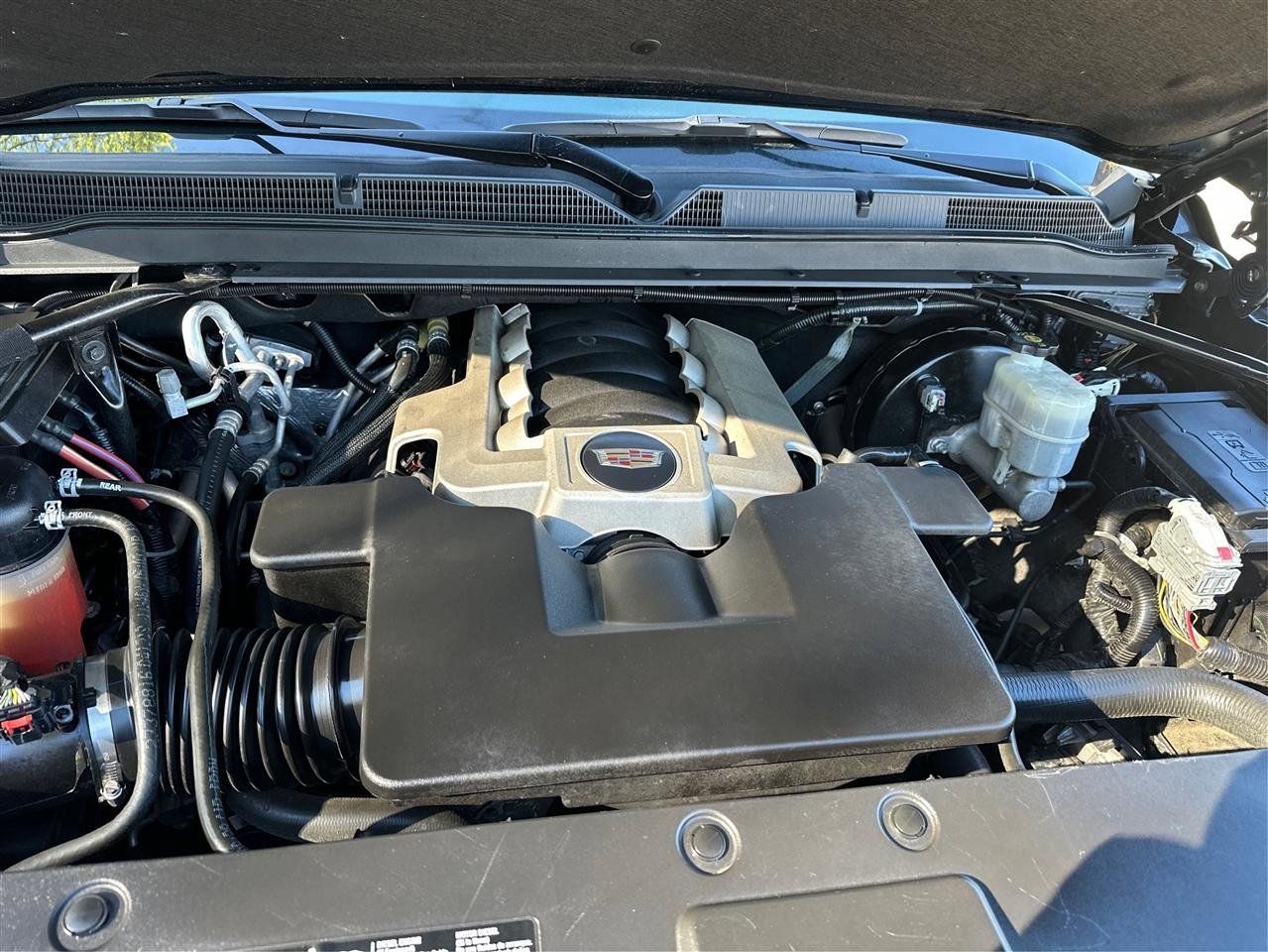 Used 2019 Cadillac Escalade Luxury w/ Escalade Sport Edition AWD/4WD image 25
