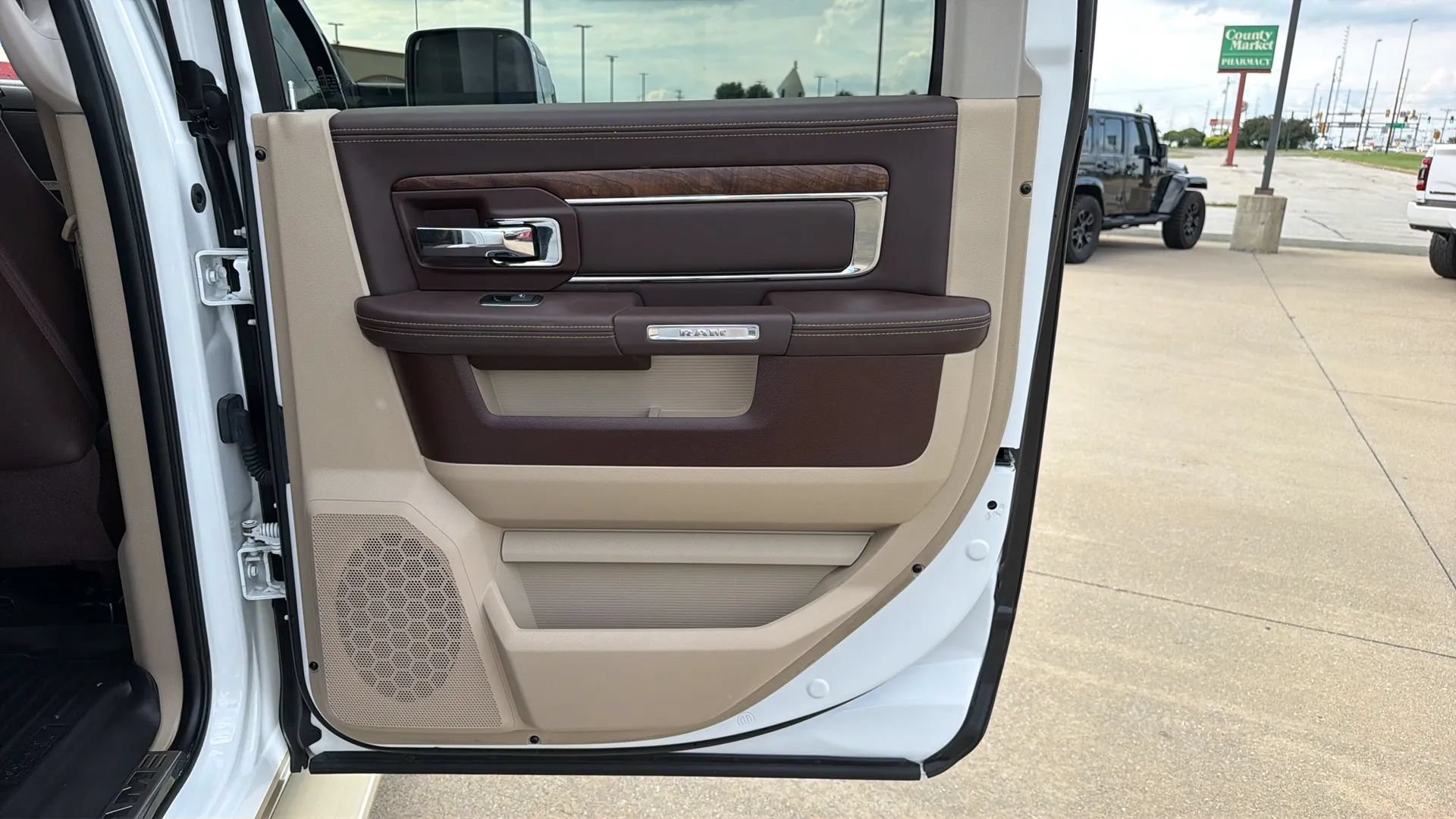 Used 2015 RAM 3500 Laramie Longhorn w/ Convenience Group AWD/4WD image 73