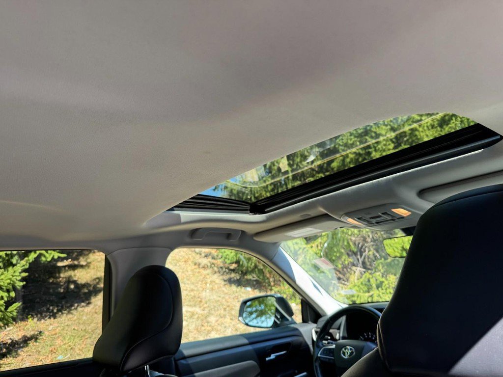 Used 2021 Toyota Highlander XLE image 11