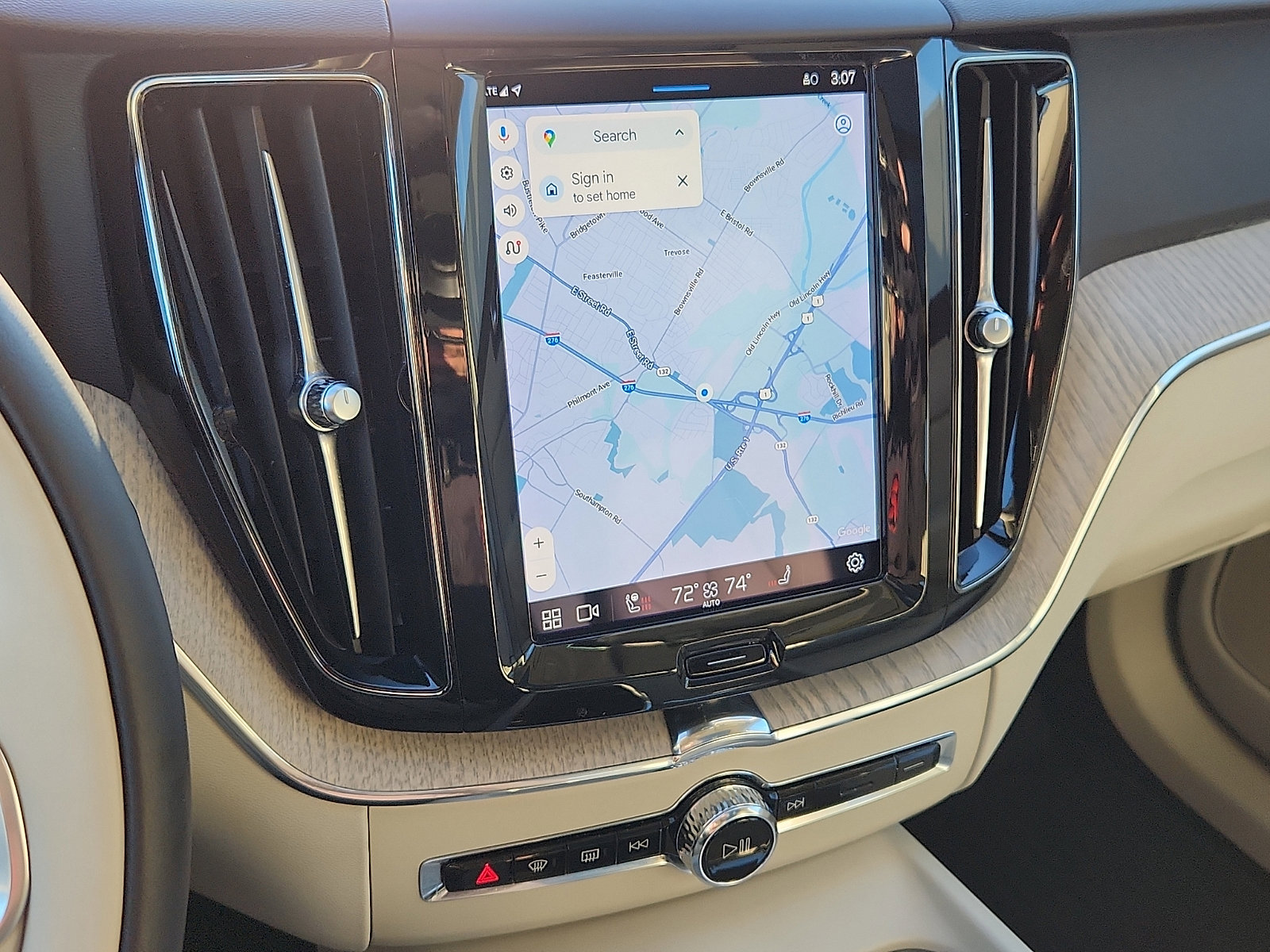 Certified 2023 Volvo XC60 B5 Plus w/ Climate Package image 18