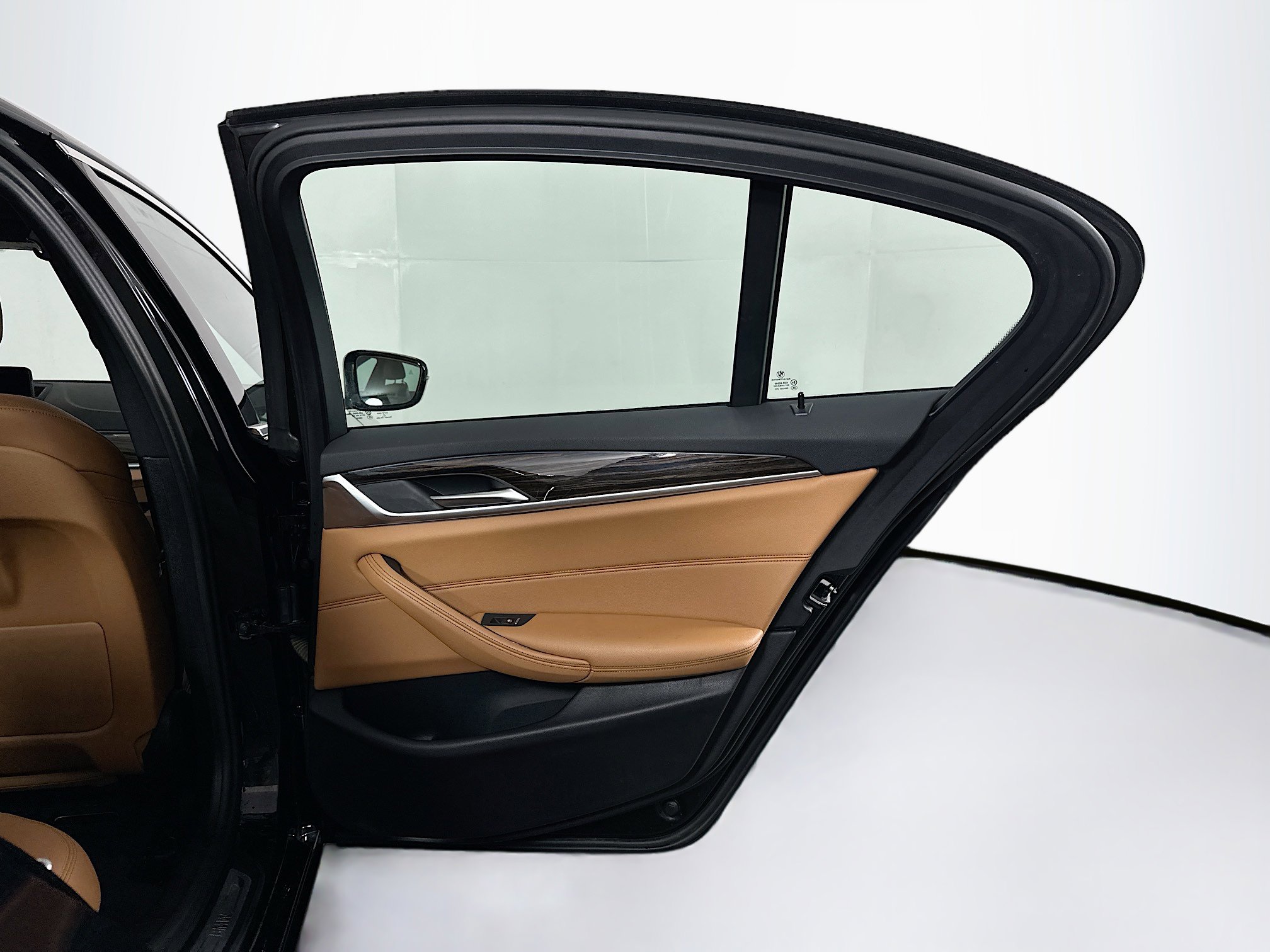 Used 2023 BMW 530e w/ Convenience Package image 31