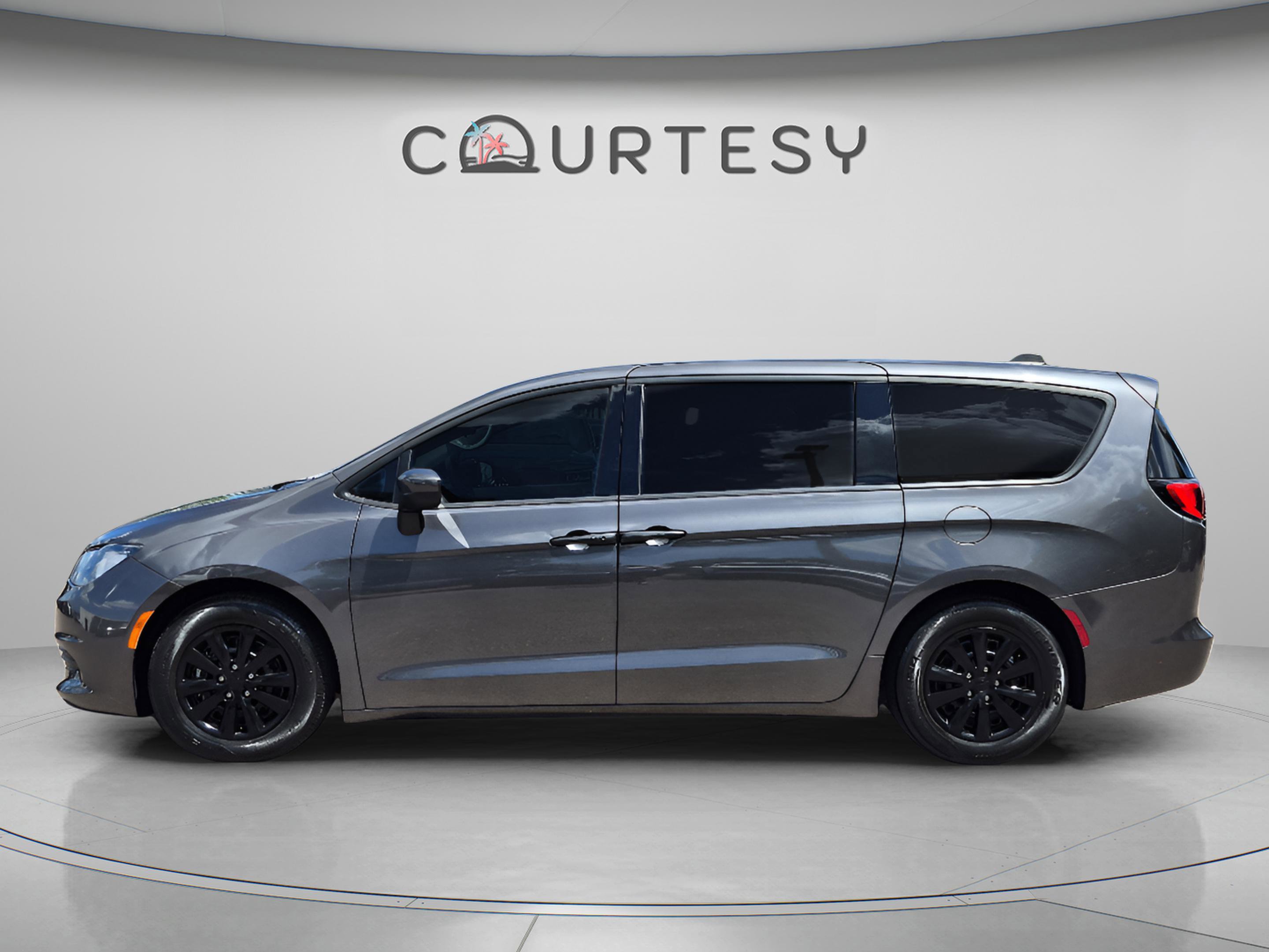 Used 2018 Chrysler Pacifica L image 2