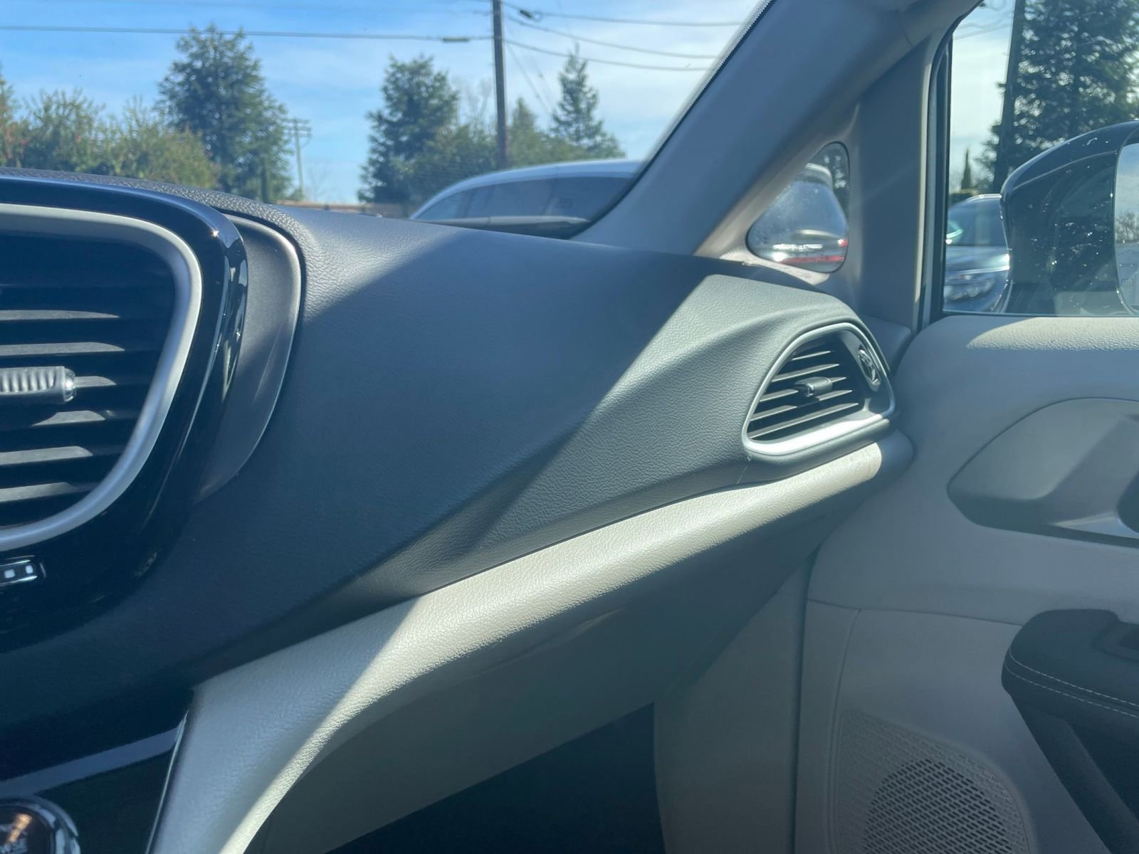 Used 2024 Chrysler Pacifica Touring-L image 32