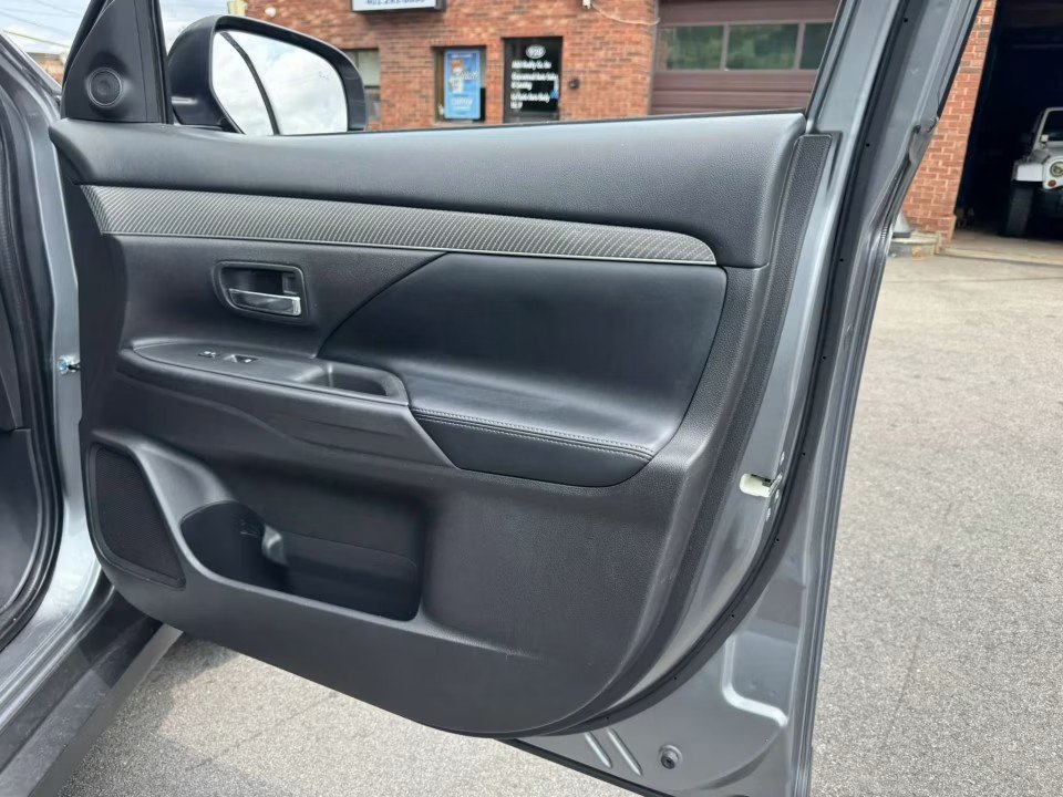 Used 2020 Mitsubishi Outlander SE AWD/4WD image 18