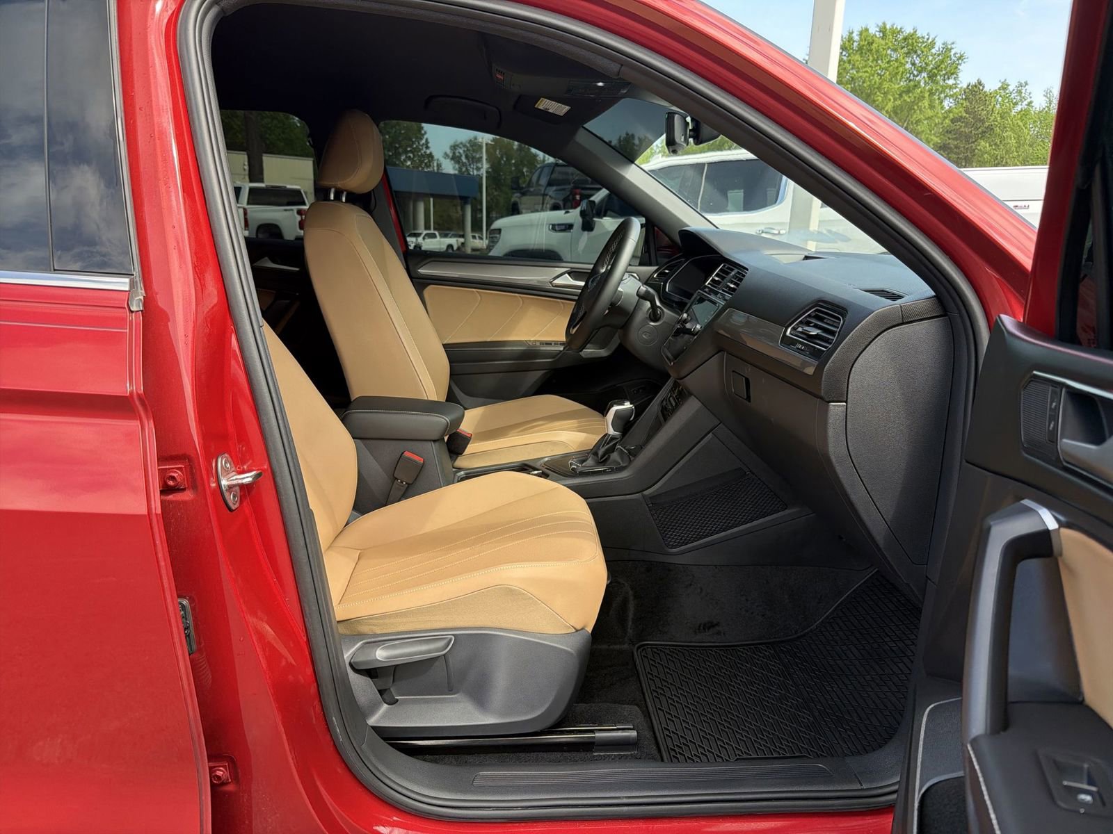 Used 2024 Volkswagen Tiguan SE image 33