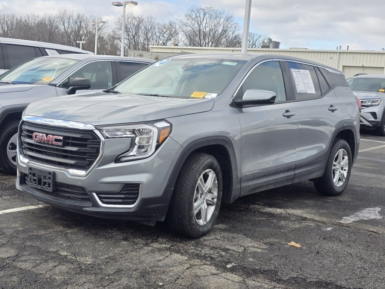Used 2024 GMC Terrain SLE image 3