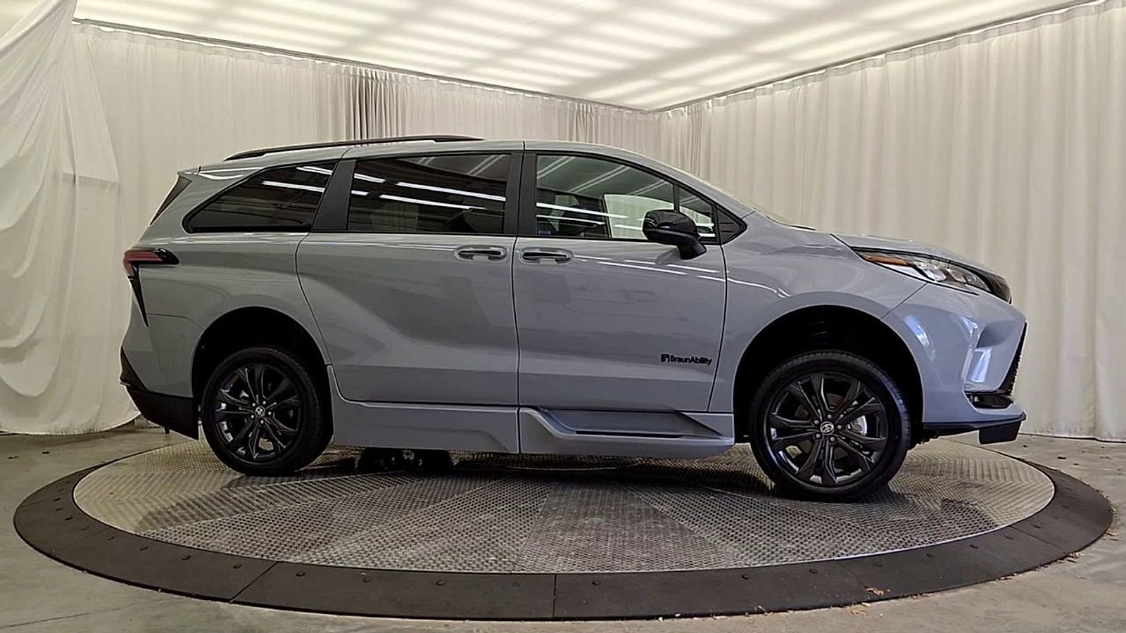 Used 2025 Toyota Sienna XSE w/ XSE Plus Package FWD image 6