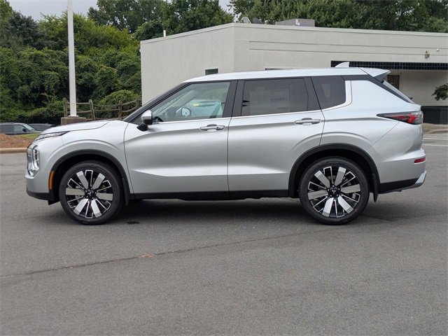 New 2025 Mitsubishi Outlander SE image 6