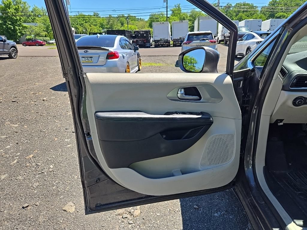 Used 2017 Chrysler Pacifica Platinum FWD image 10