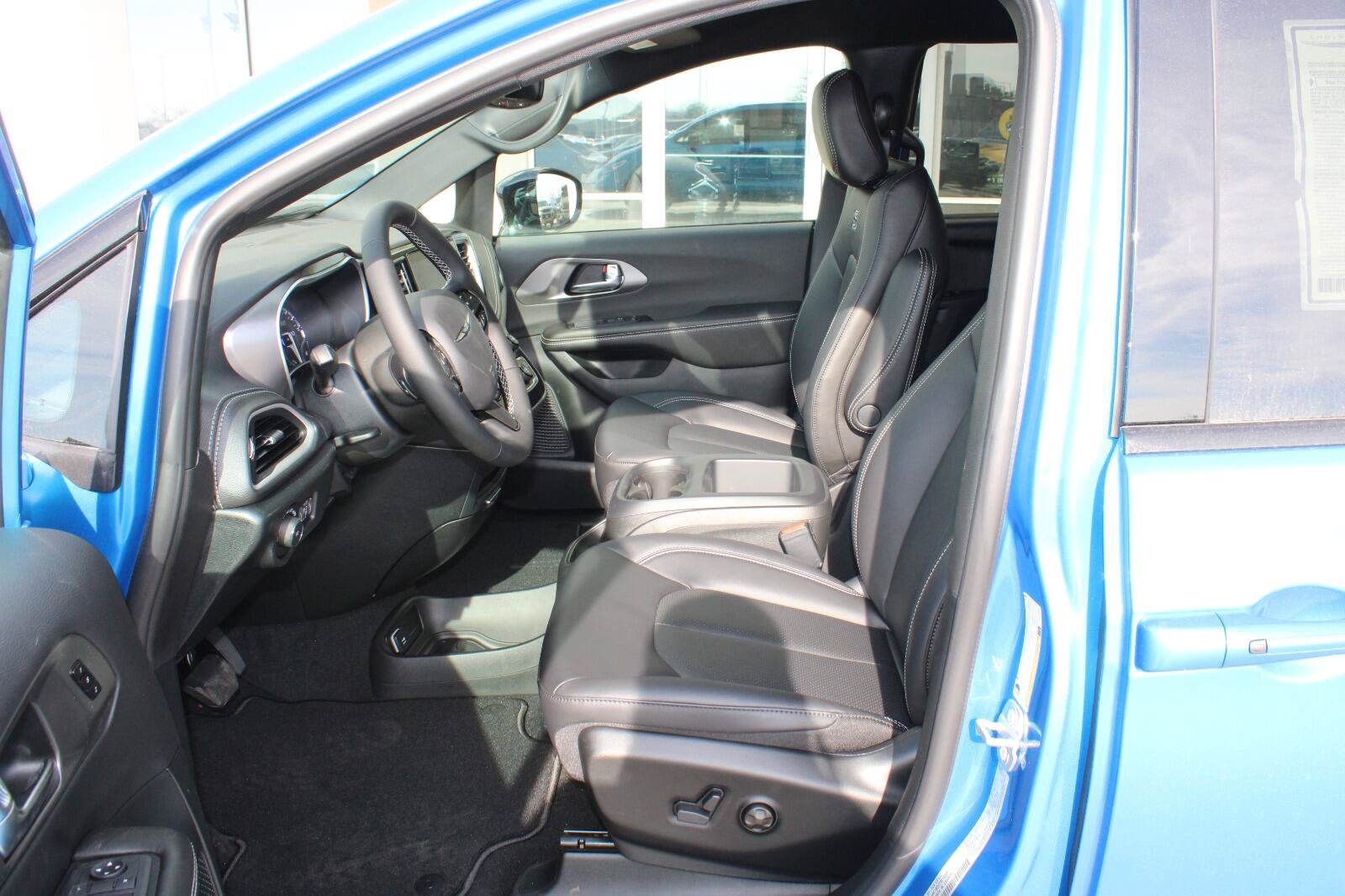 New 2026 Chrysler Pacifica Select w/ S Appearance Package FWD image 12