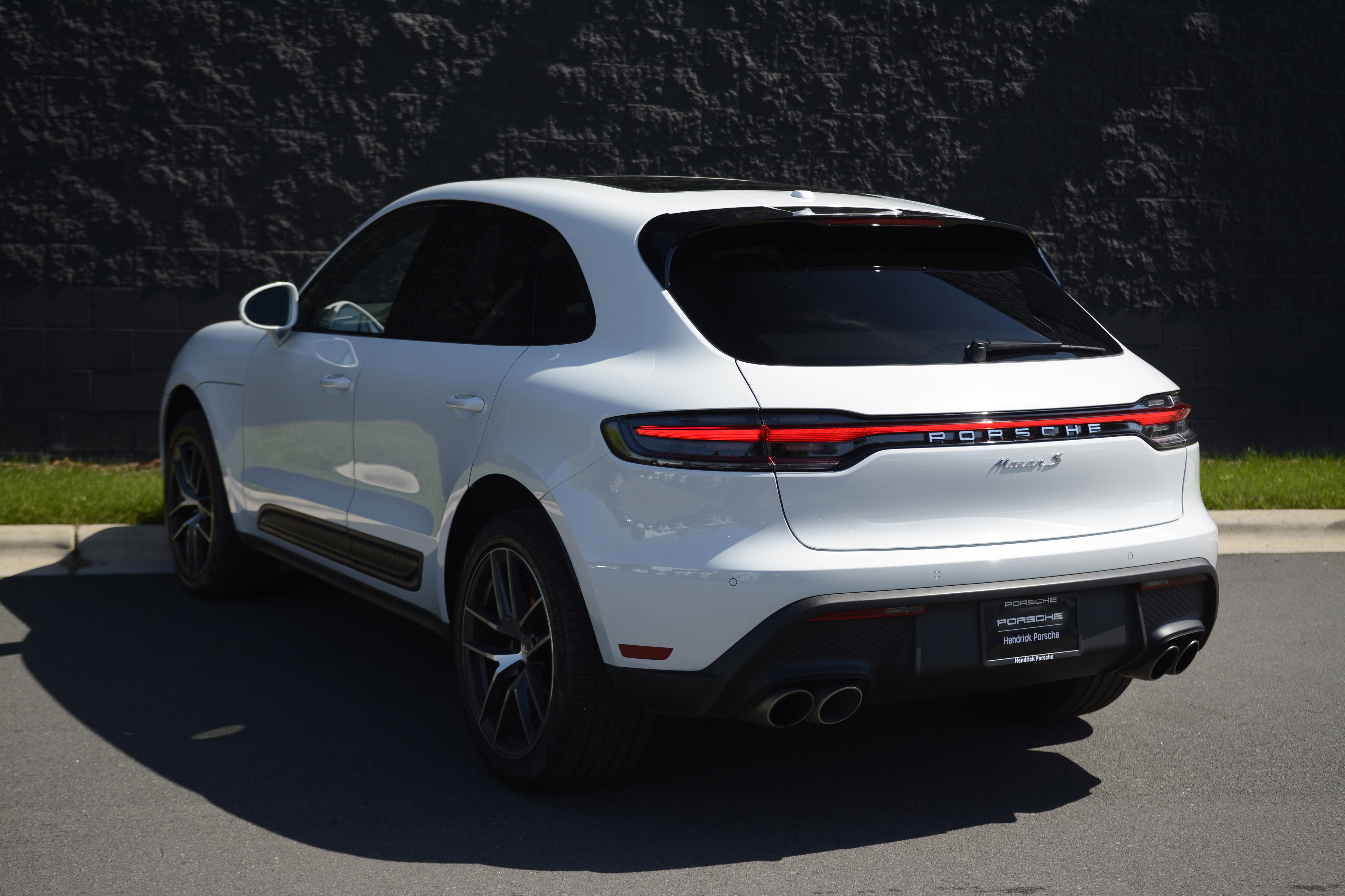 Certified 2022 Porsche Macan S AWD/4WD image 3