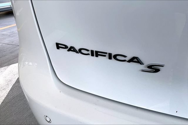 Used 2023 Chrysler Pacifica Limited w/ Uconnect Theater Family Group FWD image 31