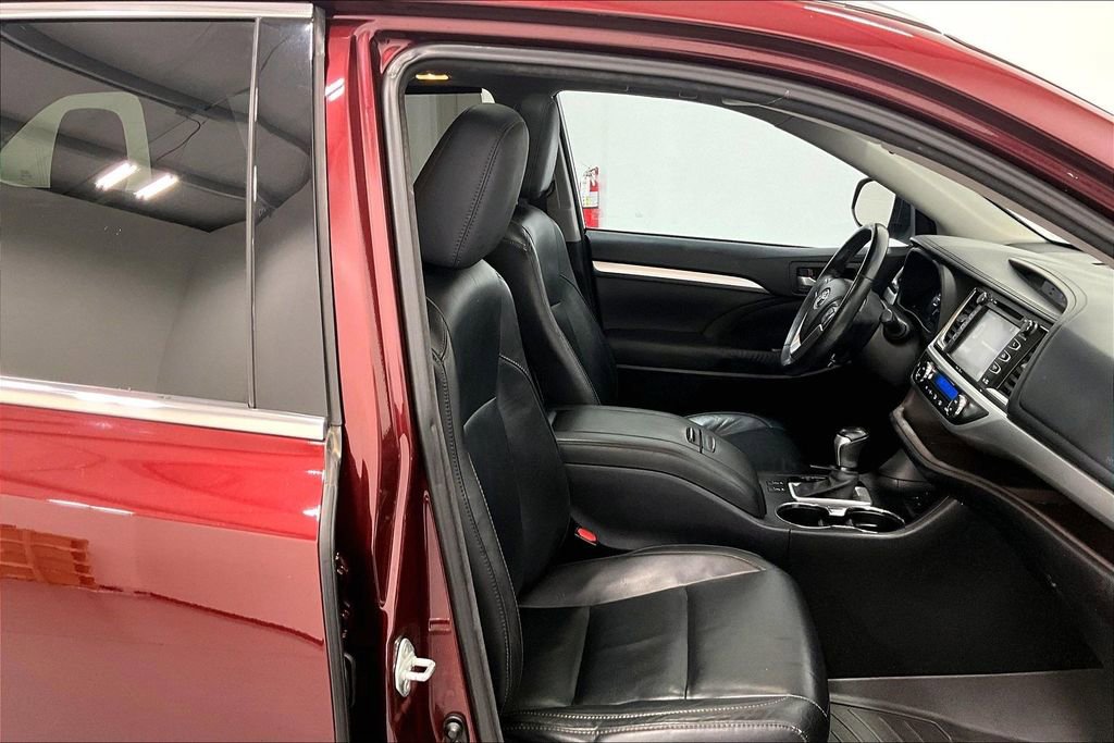 Used 2015 Toyota Highlander XLE image 10