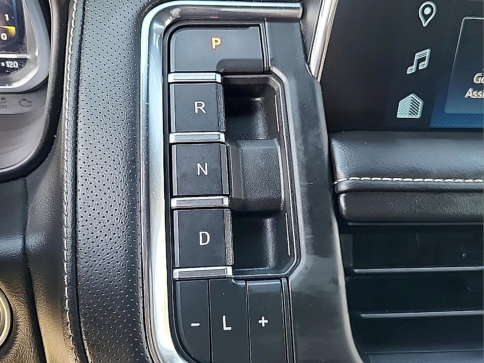 Used 2023 Chevrolet Tahoe Premier AWD/4WD image 28
