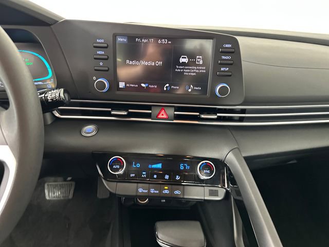 Used 2025 Hyundai Elantra Blue image 21
