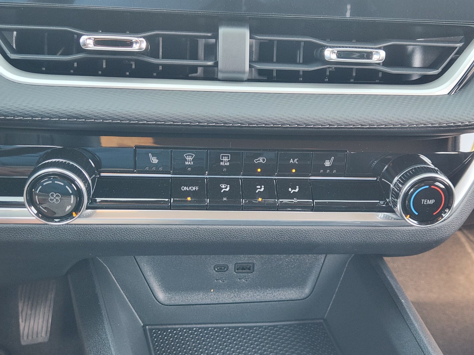 New 2027 Chevrolet Equinox LT w/ Safety and Technology Package FWD image 18
